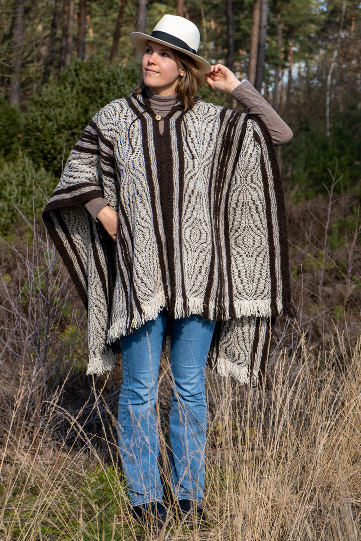 EcuaFina Poncho Elena Bruin