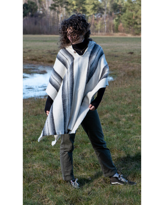 EcuaFina Poncho Elena Grau