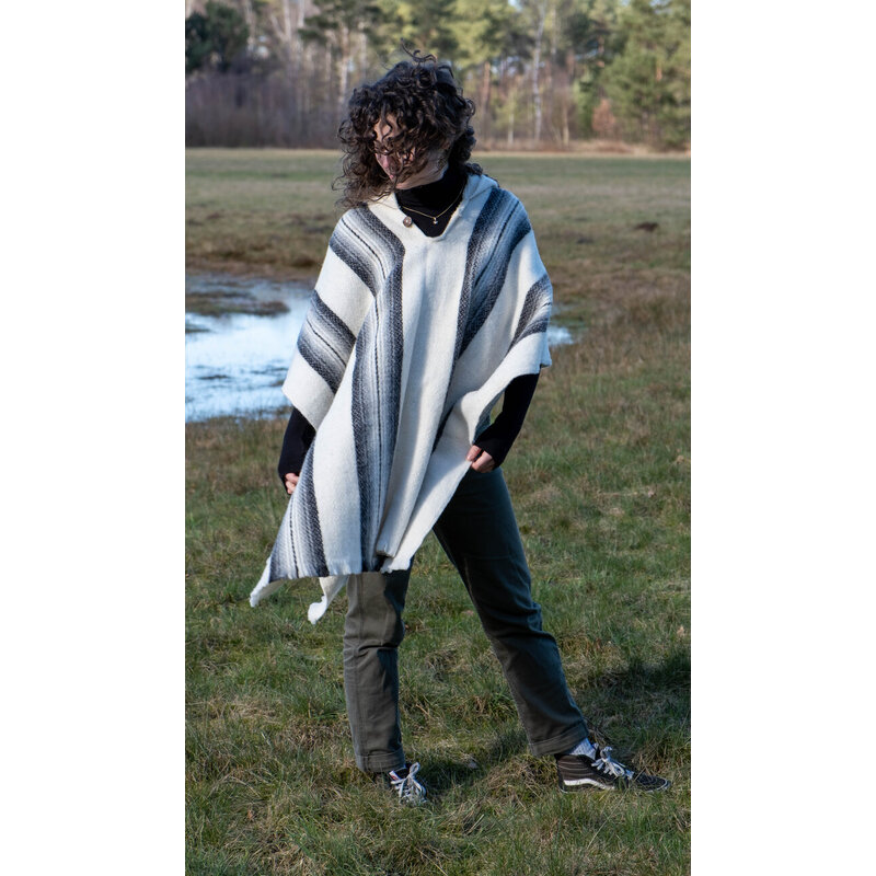 EcuaFina Puur wol, warm en zacht -  de Poncho Elena Grijs