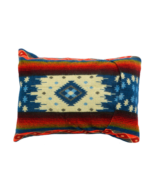 EcuaFina Coussin 60 x 40 cm - double face Quilotoa bleu - avec coussin de garnissage composé d'un rembourrage 100 % plumes de canard et d'une housse 100 % coton