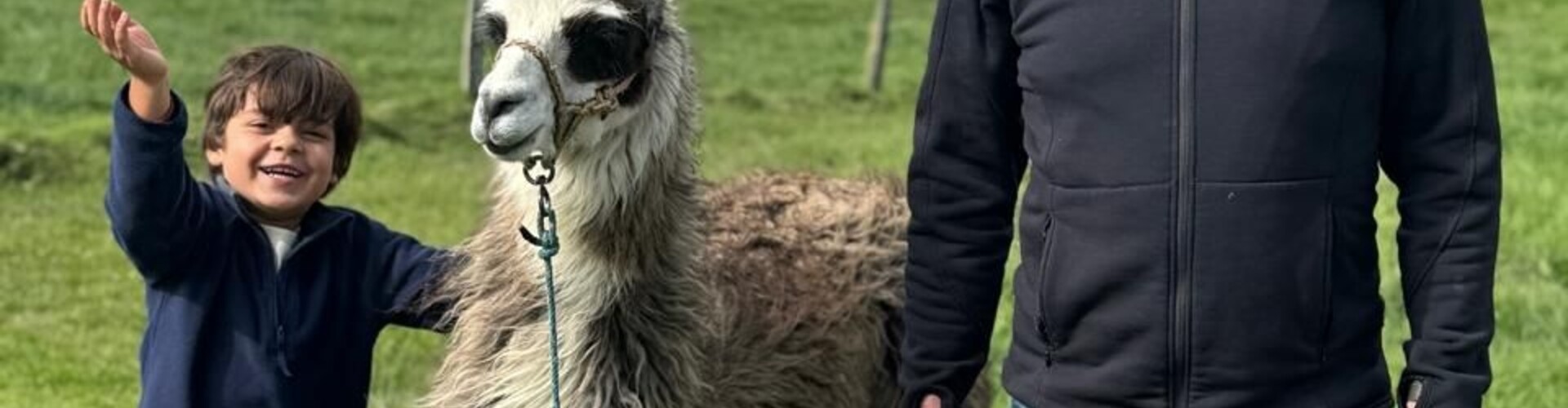 Inkoper met kleinzoon in de Andes