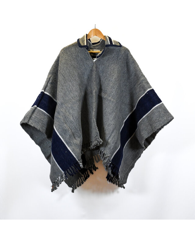 EcuaFina Beautiful original, heavy pure wool Chagra poncho - Model  CARPINTERO