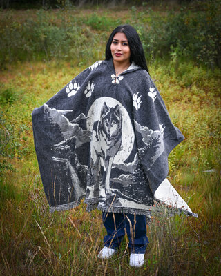 EcuaFina Poncho Dibujo Lobos Gris