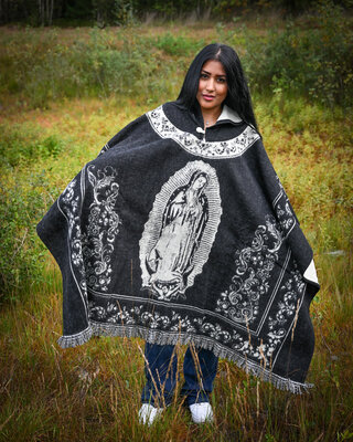 EcuaFina Poncho Dibujo - Guadalupe gris	- Guadalupe grijs