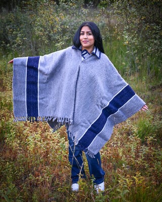 EcuaFina Poncho en Laine Chagra Carpintero