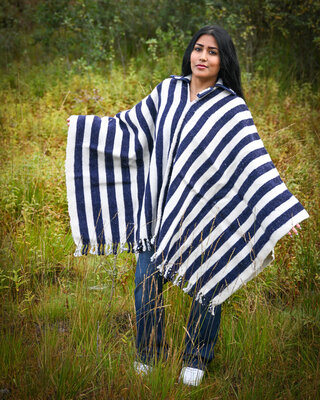 EcuaFina Poncho en Laine Chagra Gallito