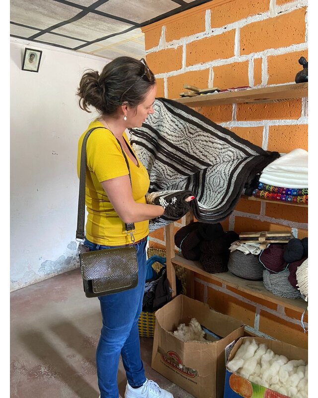 EcuaFina Poncho Elena Bruin