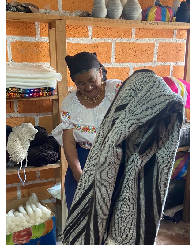 EcuaFina Poncho Elena Bruin