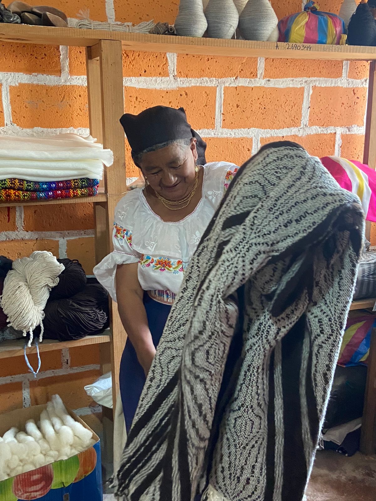 EcuaFina Poncho Elena Bruin