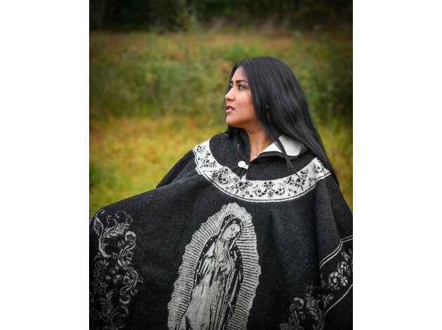 EcuaFina Poncho Dibujo Guadalupe negro = Guadalupe Black
