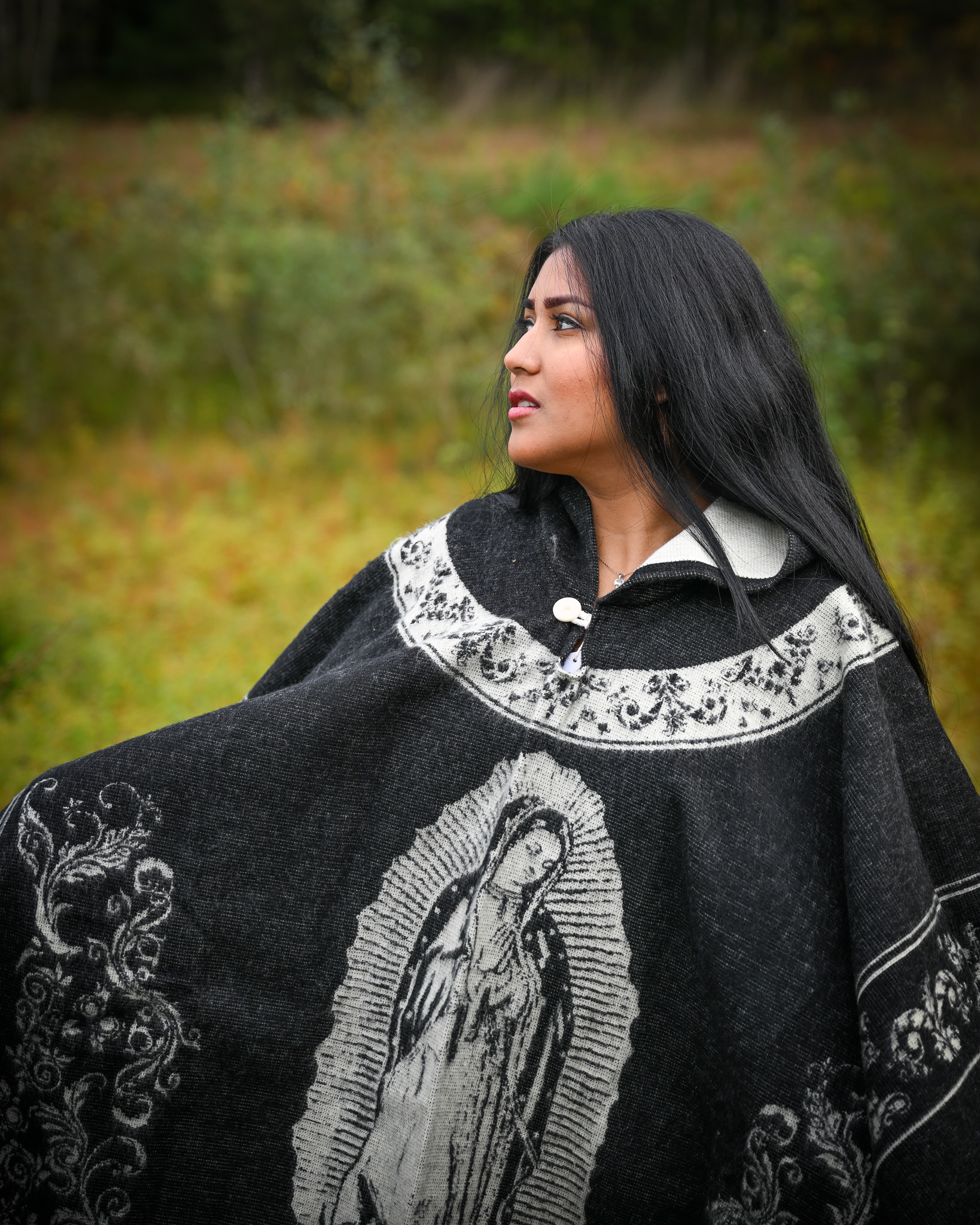 EcuaFina Poncho Dibujo Guadalupe negro = Guadalupe Schwarz