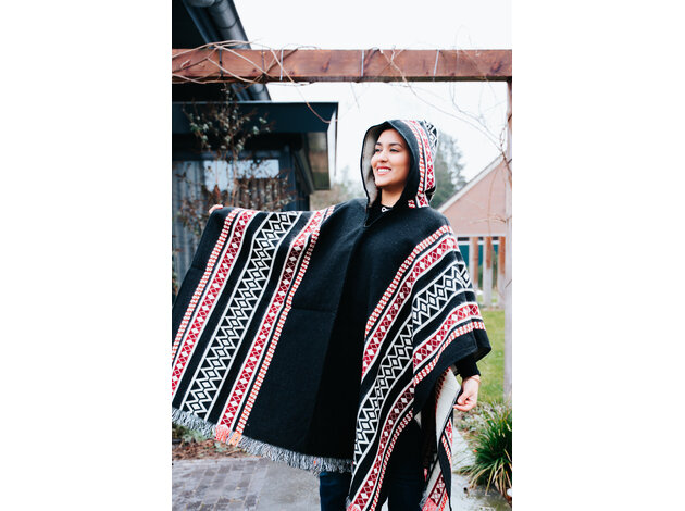 Poncho Coquitos Schwarz – wunderschönes Andenmotiv – für Damen und Herren