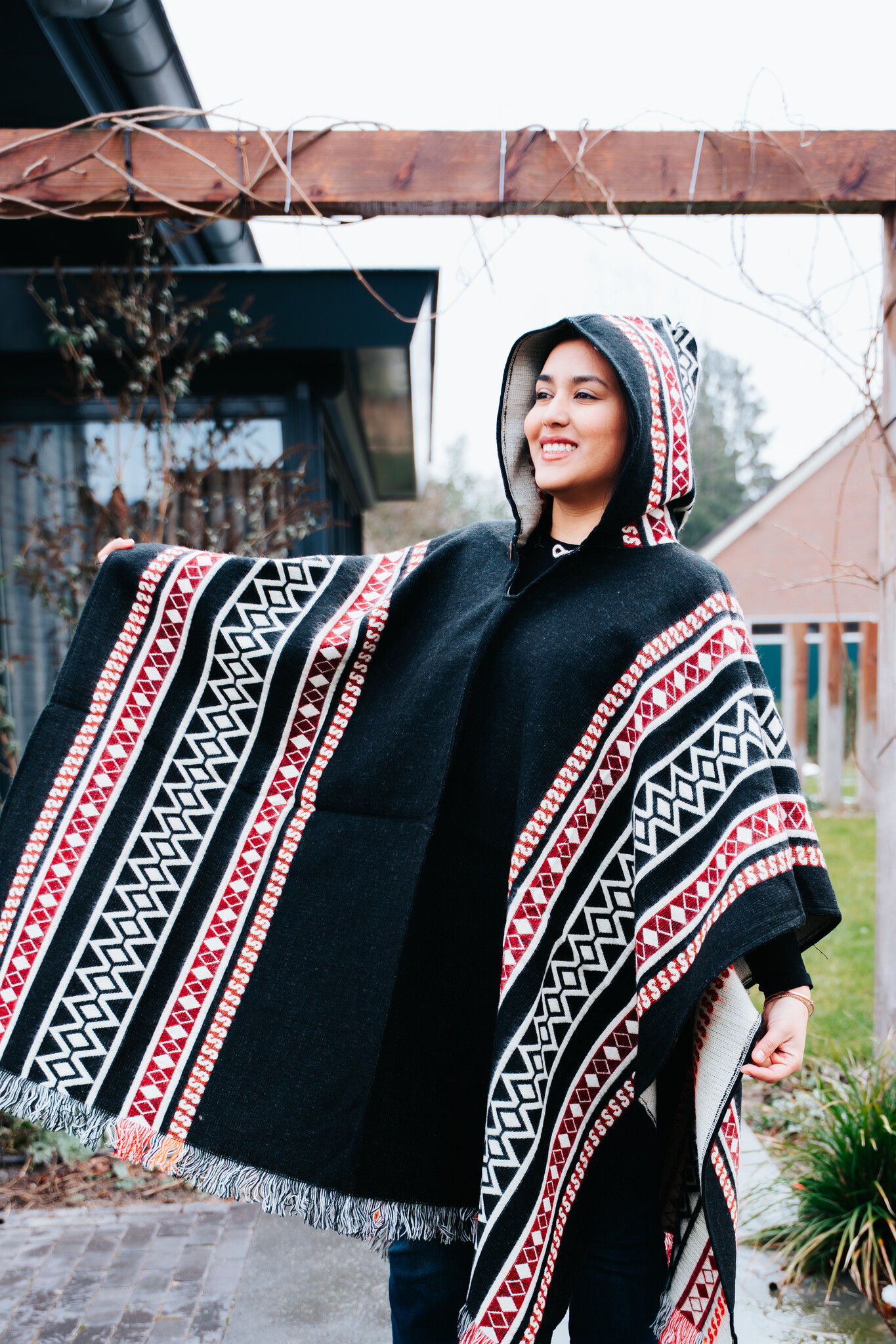 Poncho  Coquitos Zwart - prachtig Andes motief - voor dames en heren
