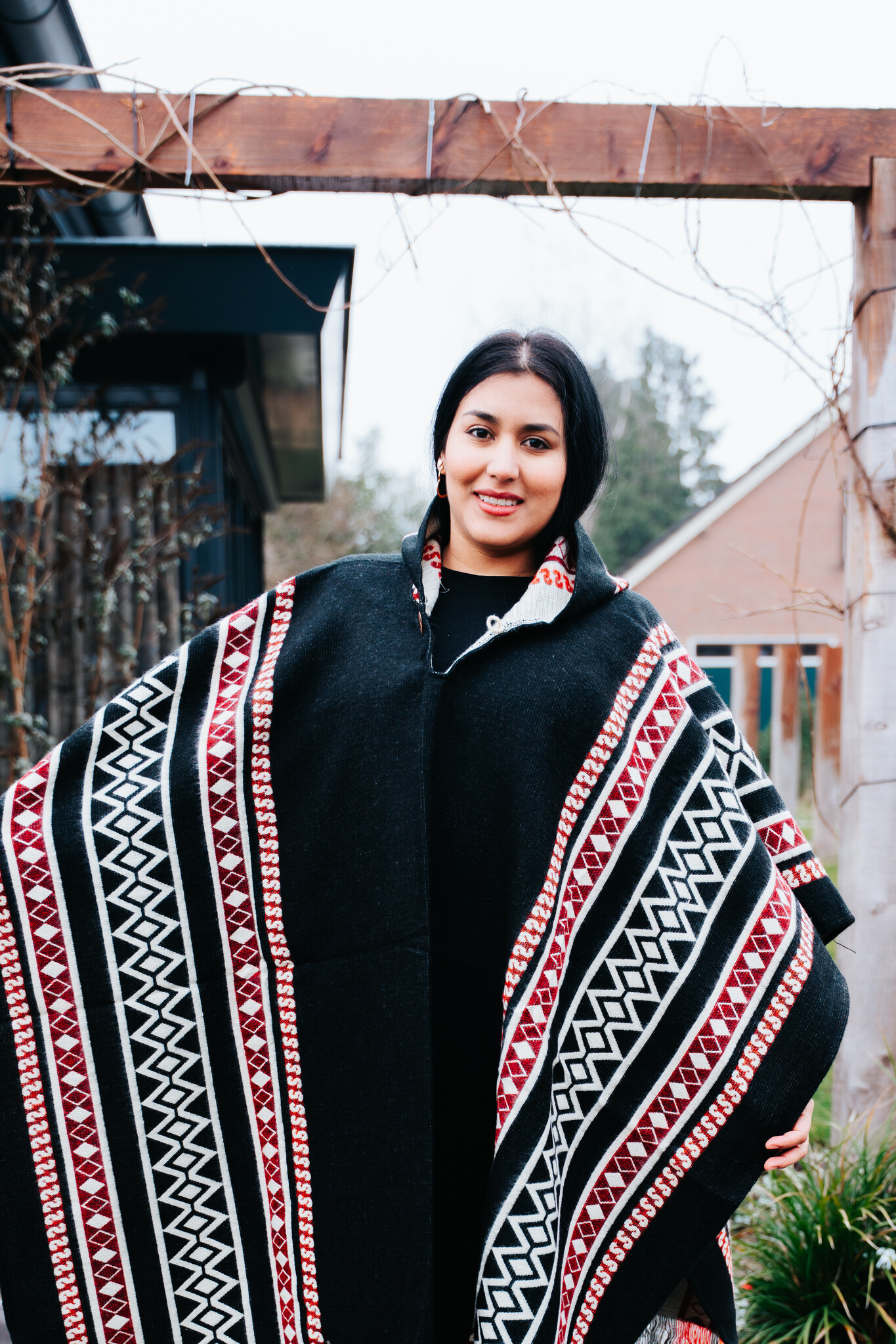 Poncho  Coquitos Zwart - prachtig Andes motief - voor dames en heren