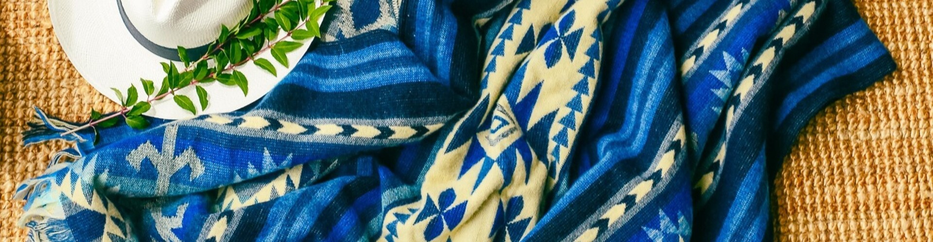 Hoe draag je een poncho zonder dat het lomp oogt?