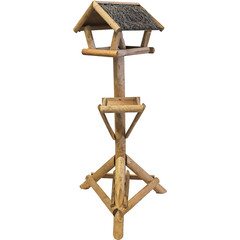 Voederhuis bruin met tenen dak en voederplateau.