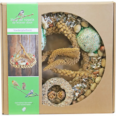 Boon voederplatform met pindanet, mezenbol en vetring.