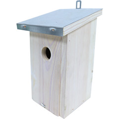 Mezenkast buiten wit, zink dak.