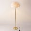 Lampada da terra di design Evania con piume bianche e base in ottone dorato