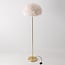 Lampada da terra di design Evania con piume bianche e base in ottone dorato