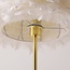 Lampada da terra di design Evania con piume bianche e base in ottone dorato