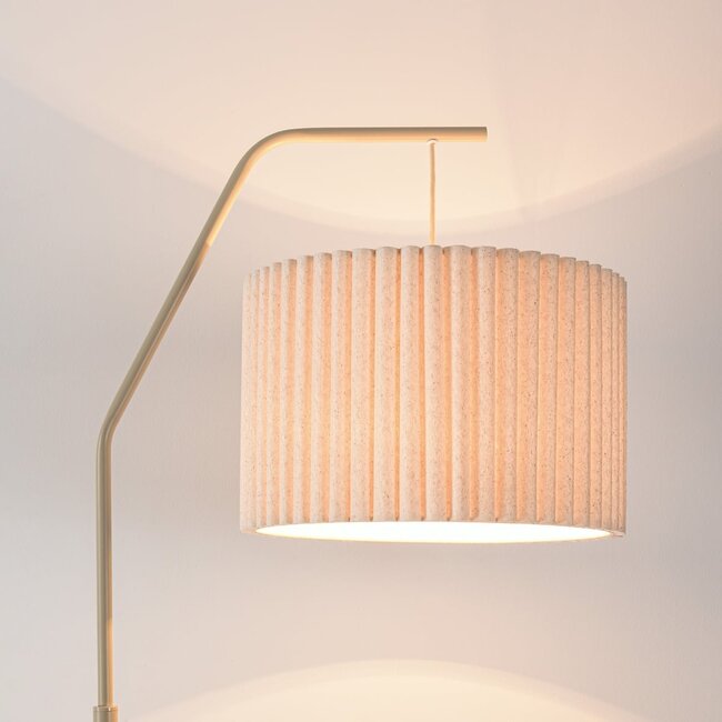 Lampada da terra curva Pedro con paralume plissettato in beige