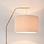 Lampada da terra curva Pedro con paralume plissettato in beige