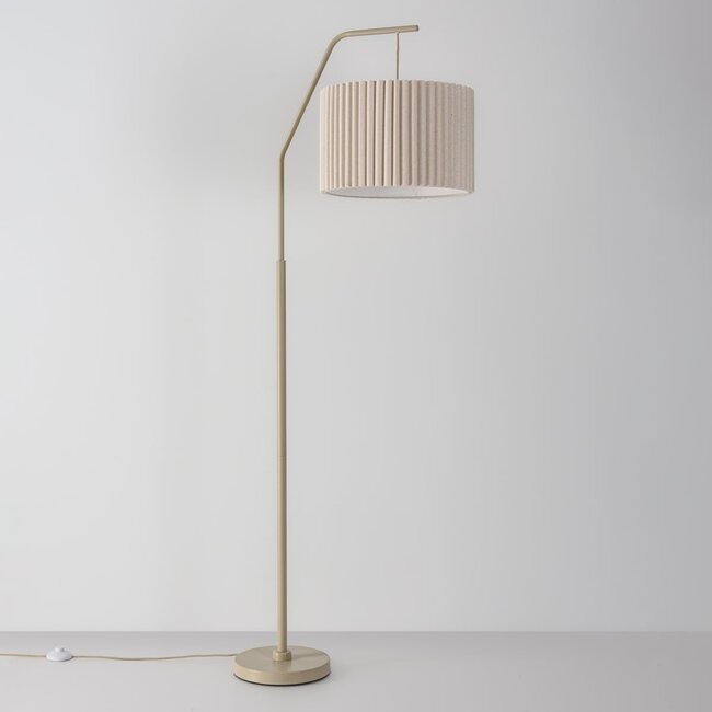 Lampada da terra curva Pedro con paralume plissettato in beige