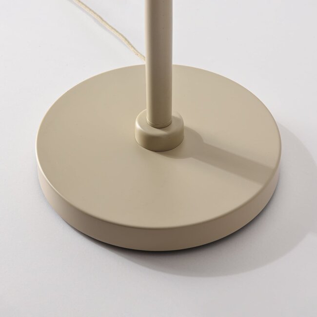 Lampada da terra curva Pedro con paralume plissettato in beige