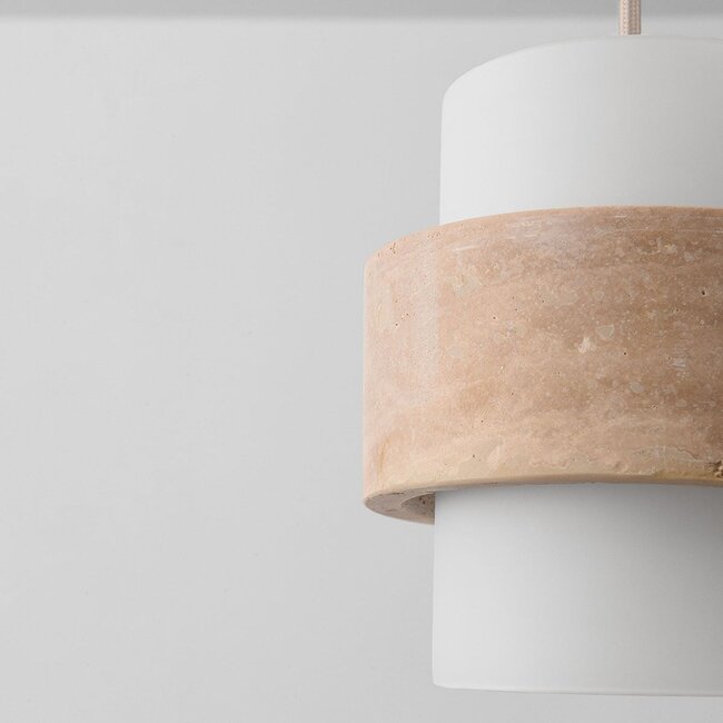Lampada a sospensione Flari con 3 paralumi in travertino e vetro bianco latte - beige