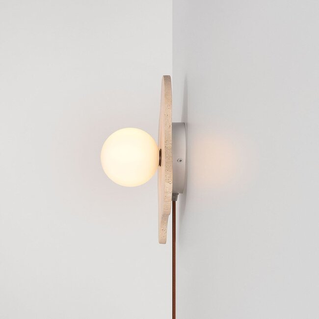 Applique Karise in travertino con sfera di vetro