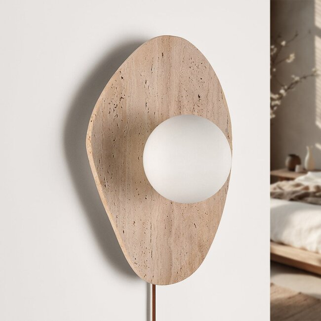 Applique Ketris in travertino con sfera di vetro
