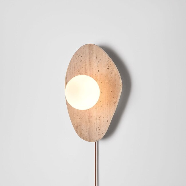 Applique Ketris in travertino con sfera di vetro