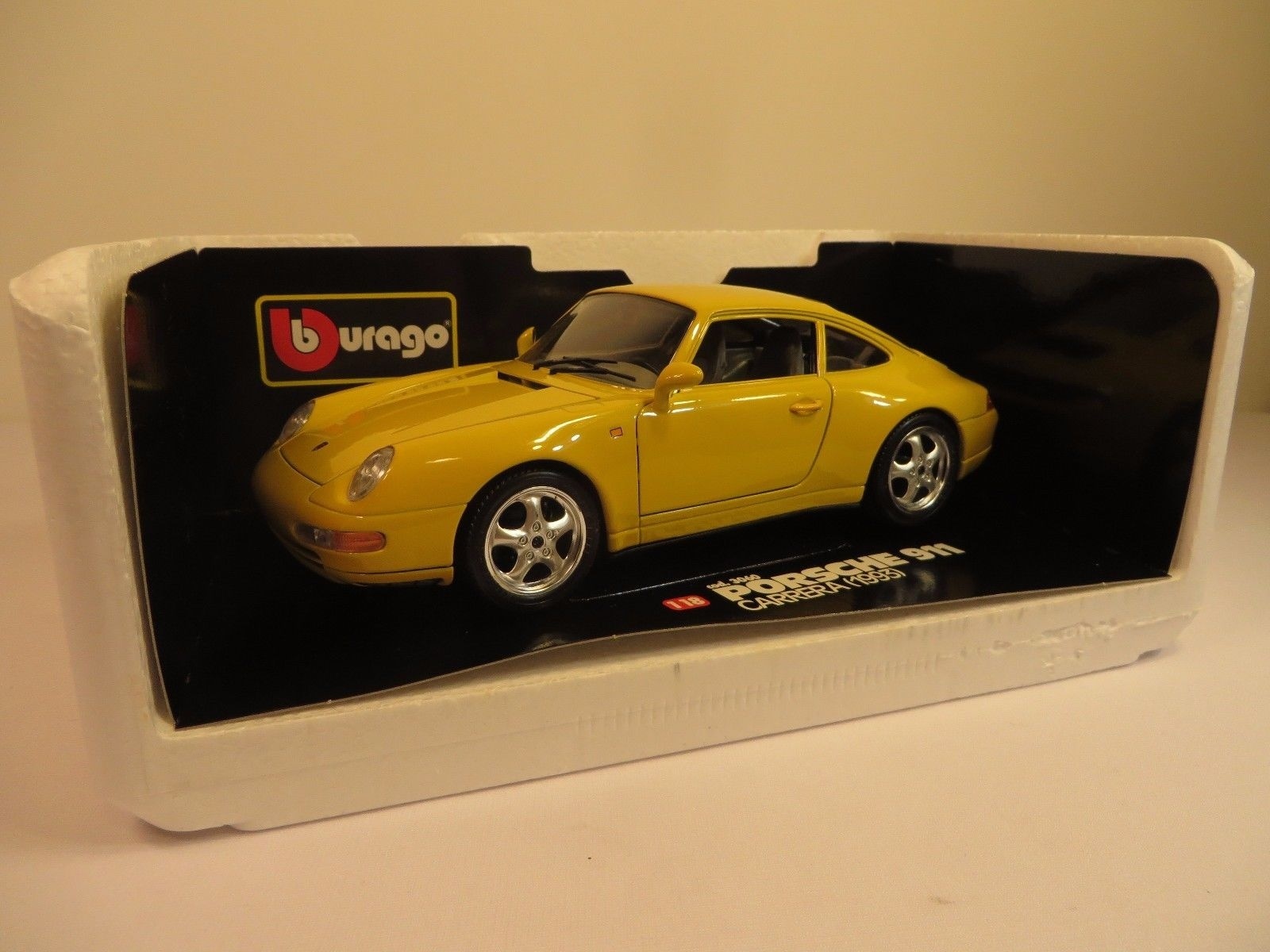 Schaalmodel 1:18 Porsche 911 Carrera 1993 Geel Bburago