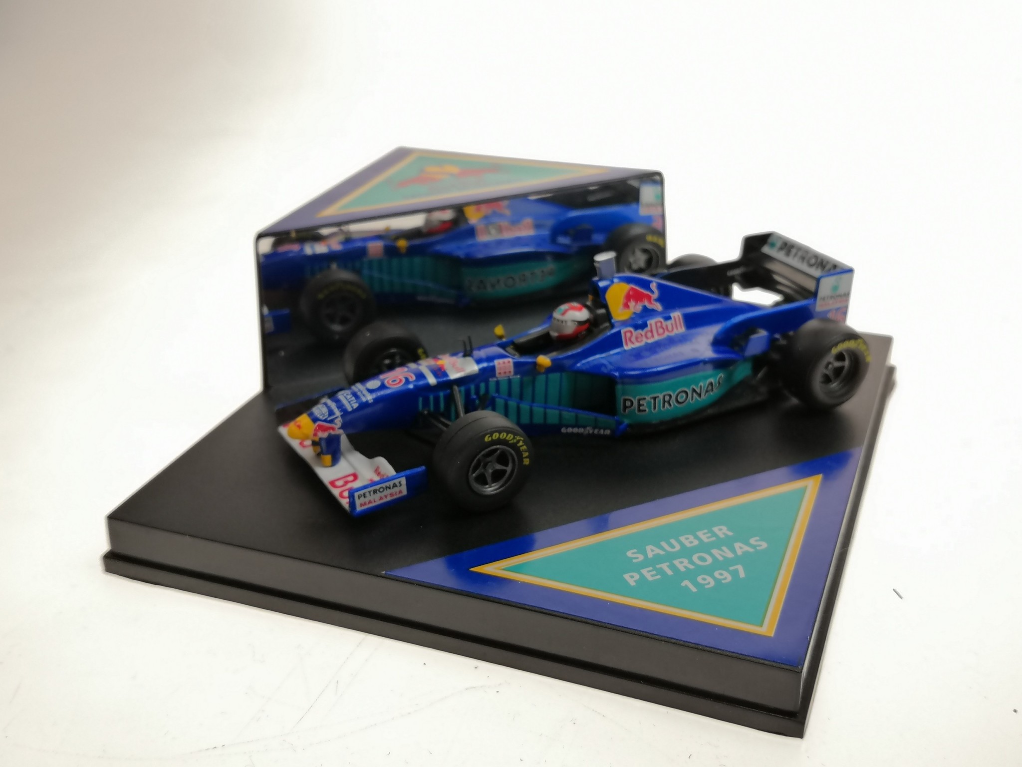 Schaalmodel 1:43 Red Bull Sauber Petronas C16 #16 Johnny Herbert Onyx