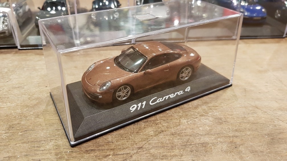 Schaalmodel 1:43 Porsche 911 (991.1) Carrera 4 Bruin Minichamps