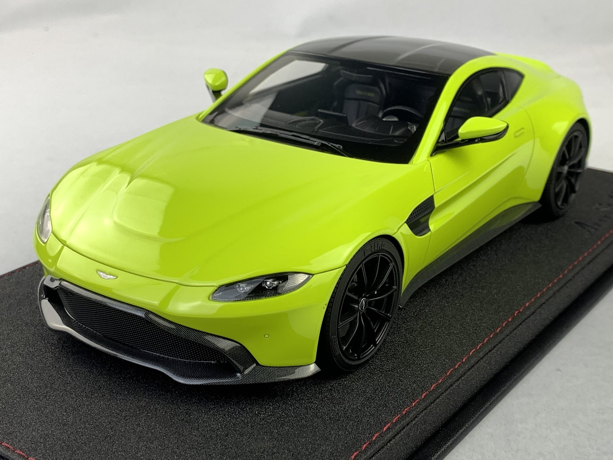 Schaalmodel 1:18 Aston Martin Vantage 2018 Lime Green FrontiArt