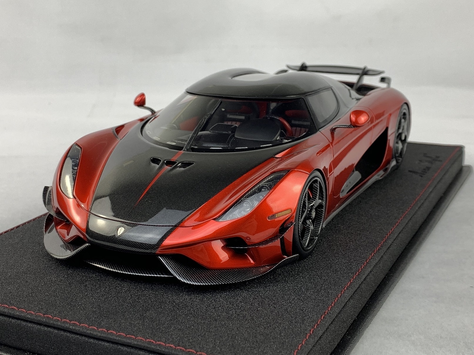 Schaalmodel 1:18 Koenigsegg Regera Ghost Package Candy Apple Red & Carbon FrontiArt
