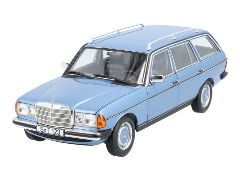 Schaalmodel 1:18 Mercedes-Benz 200T (S123) Lichtblauw Norev