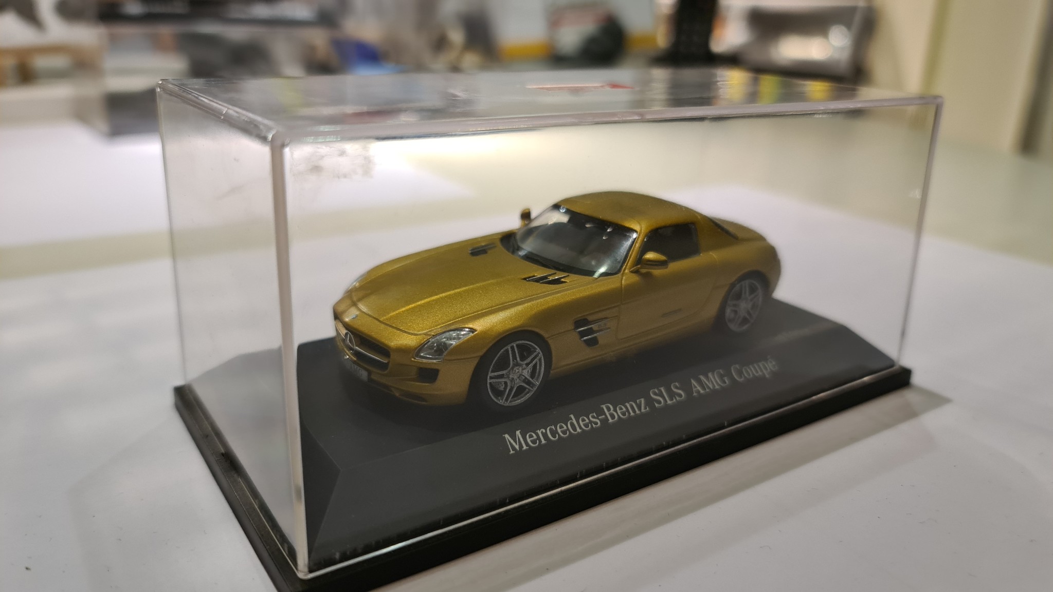 Scale Model 1:43 Mercedes SLS AMG Coupé Goud Schuco