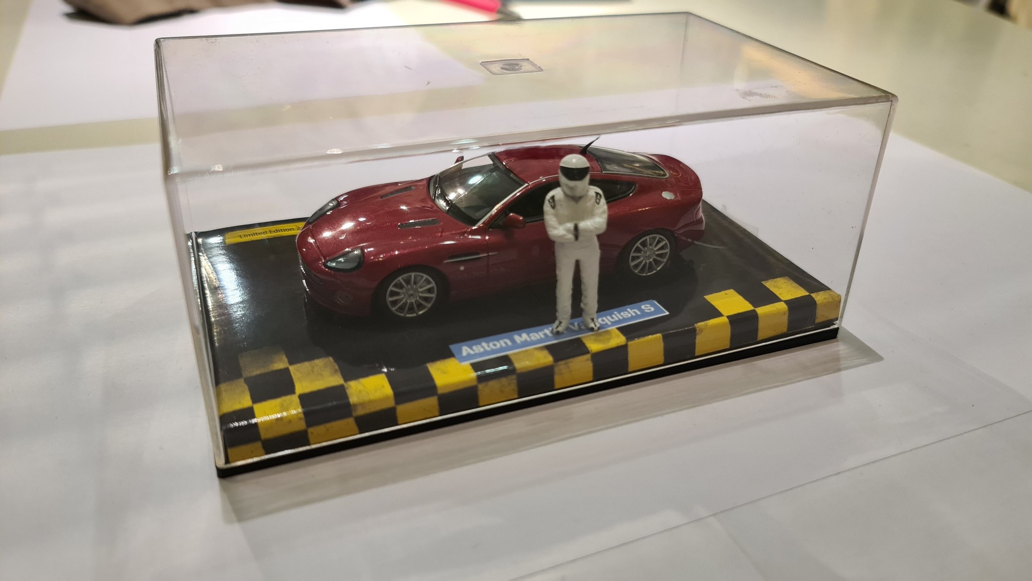 Scale Model 1:43 Aston Martin Vanquish S 'Top Gear met Stig figuur' Minichamps