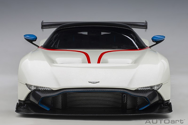Schaalmodel 1:18 Aston Martin Vulcan 'Stratus White / Blue & Red Stripes' Autoart