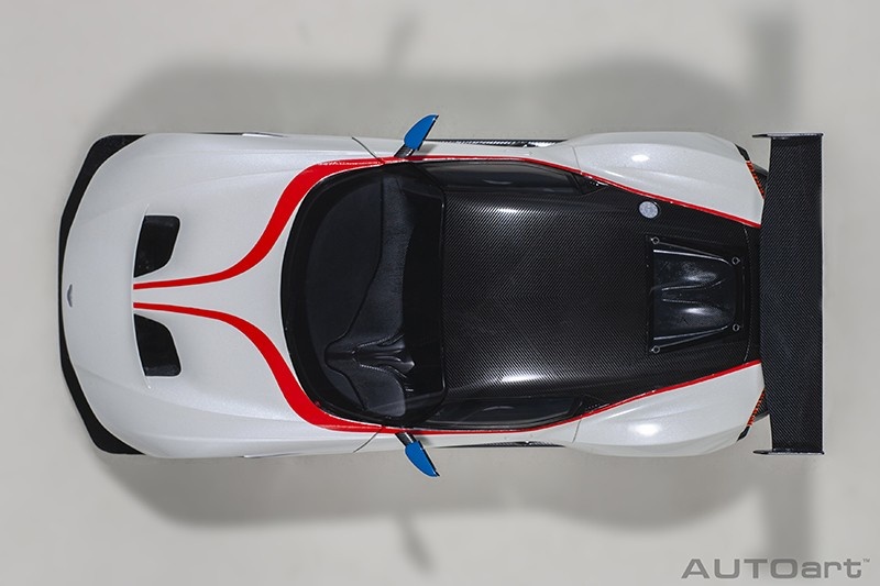 Schaalmodel 1:18 Aston Martin Vulcan 'Stratus White / Blue & Red Stripes' Autoart
