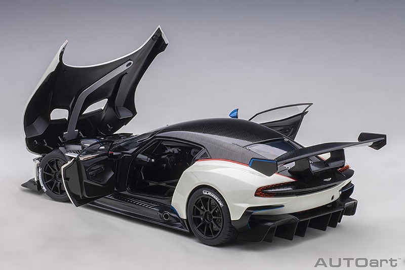 Schaalmodel 1:18 Aston Martin Vulcan 'Stratus White / Blue & Red Stripes' Autoart