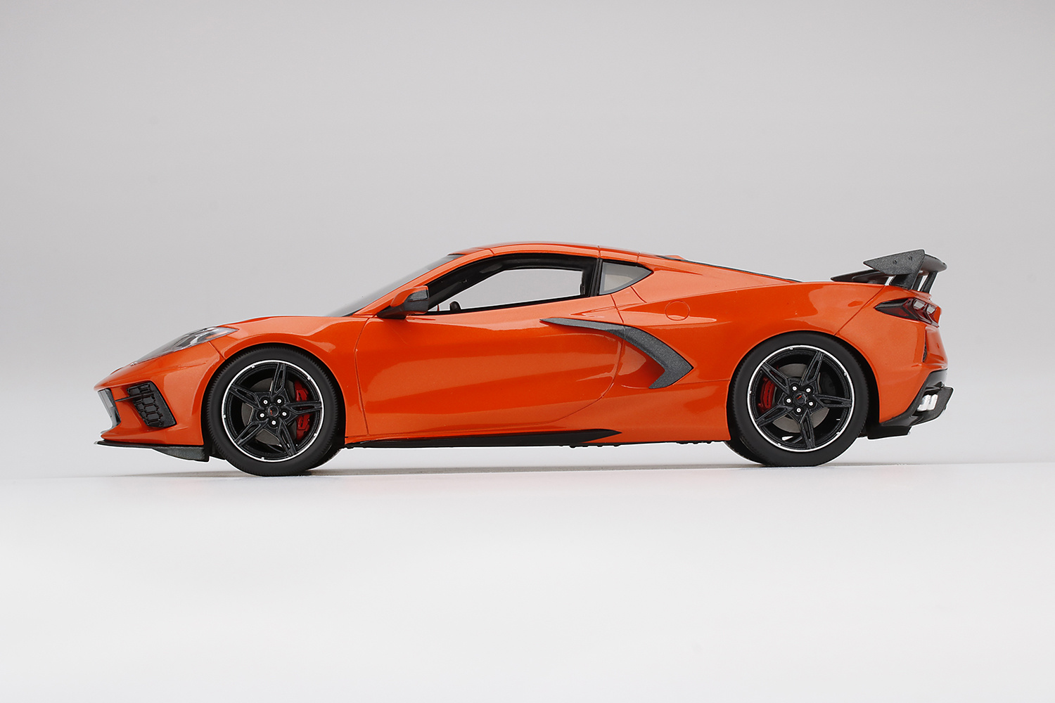 Schaalmodel 1:18 Chevrolet Corvette C8 2020 Orange High Wing TopSpeed Models