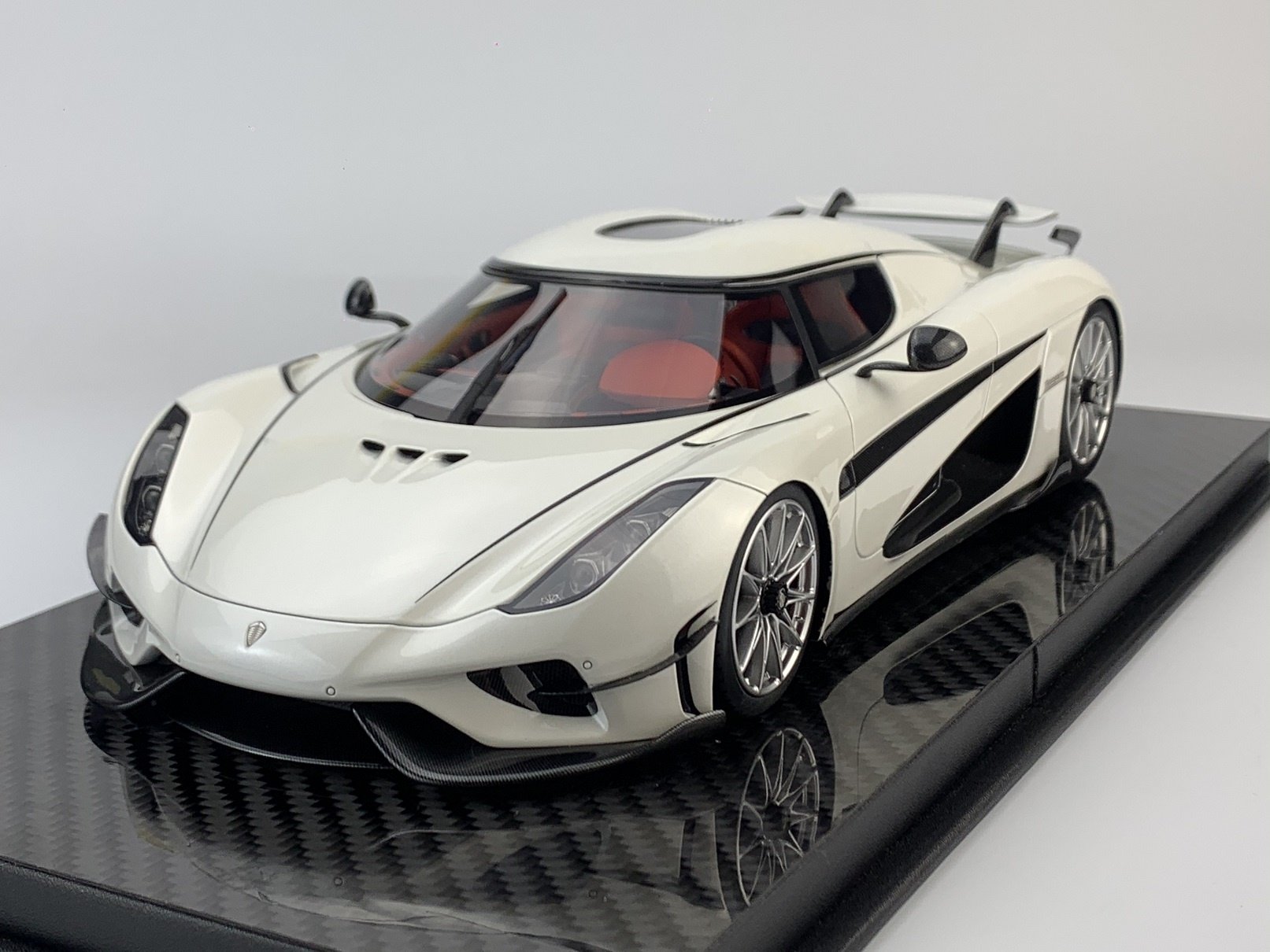 1:18 Koenigsegg Regera 'Pearl White' - Pole Position