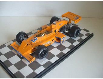 1:18 McLaren M16