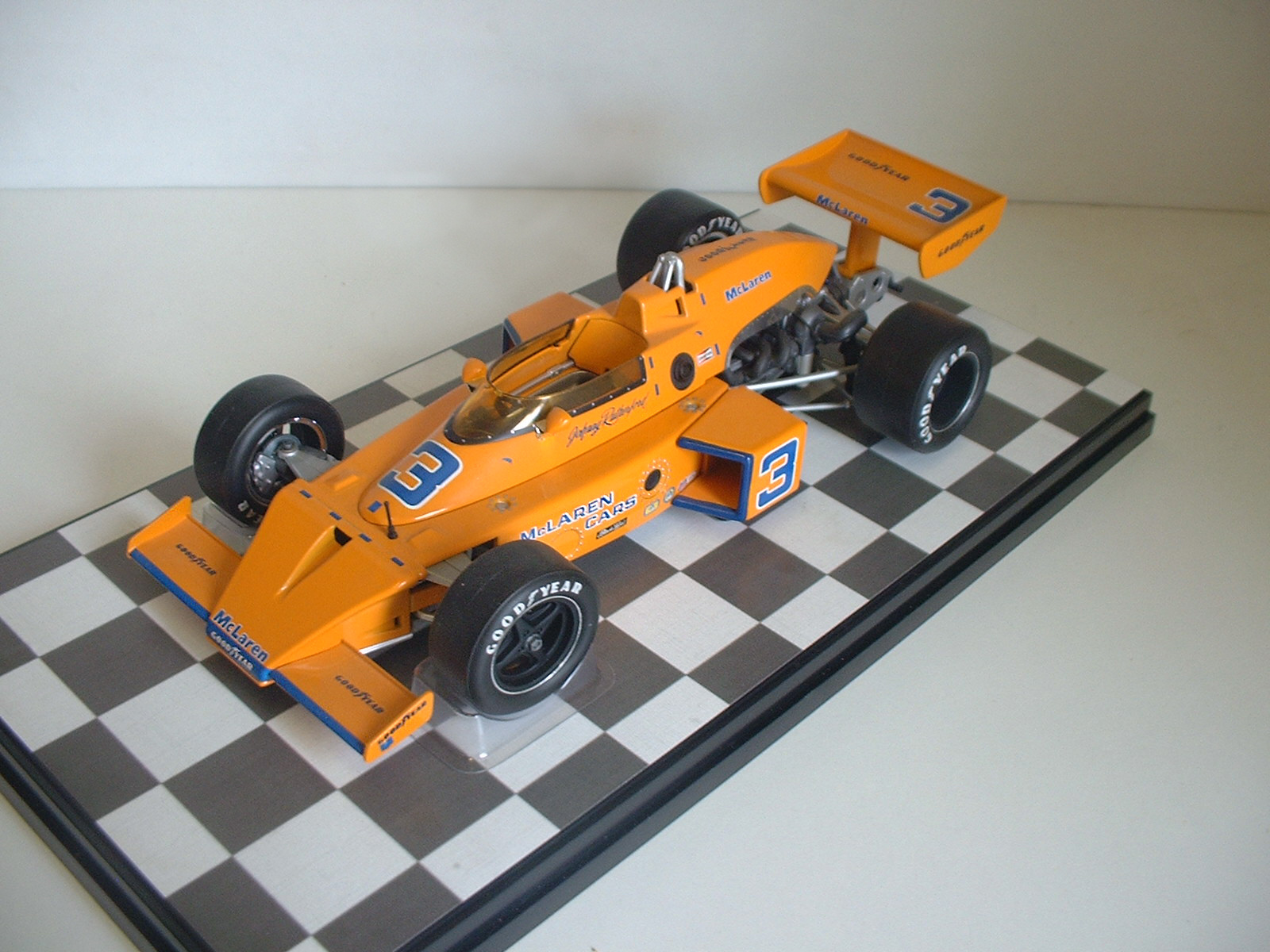 Modellauto 1:18 McLaren M16 Johnny Rutherford #3 Winner Indianapolis 500 1974 Carousel