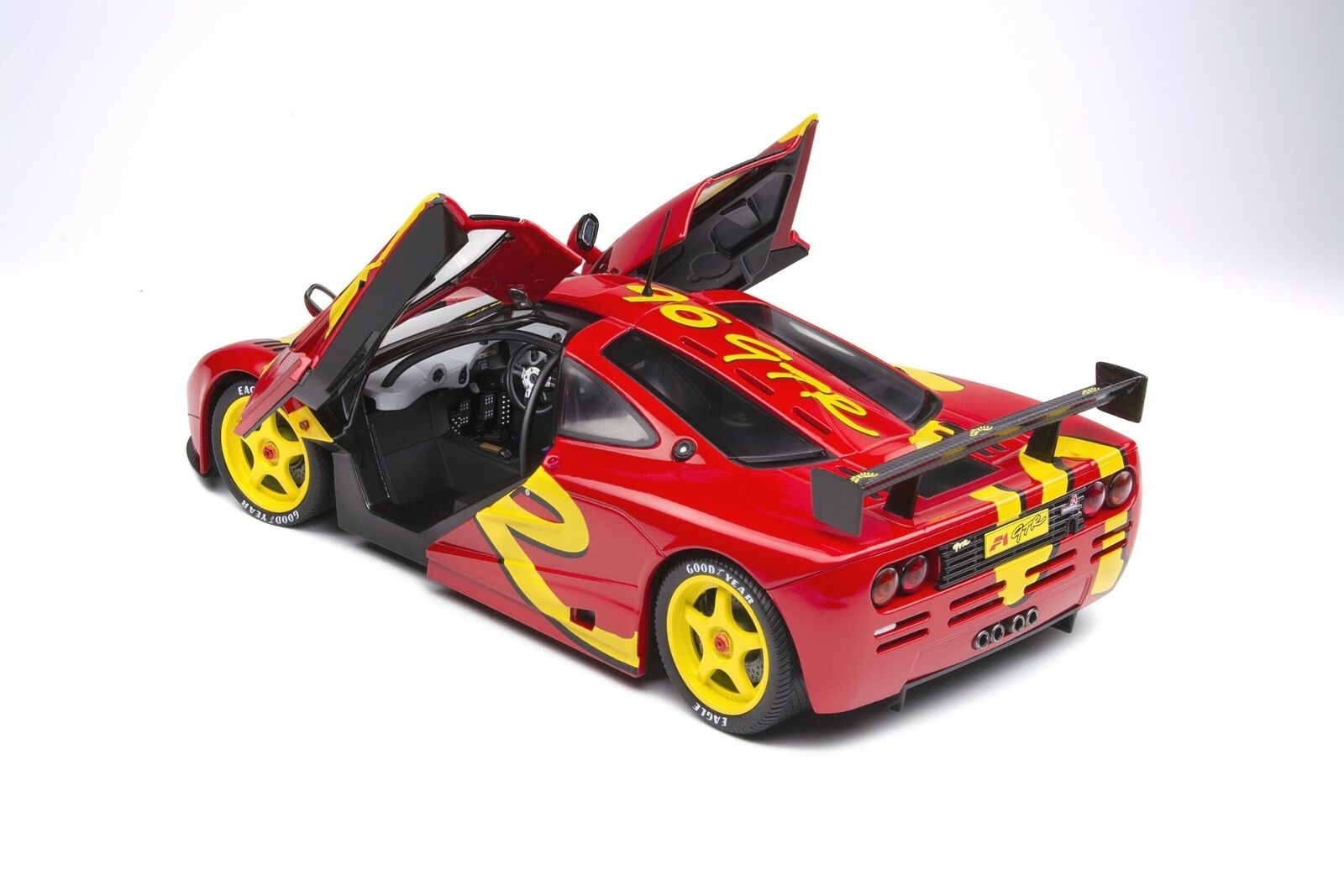 Schaalmodel 1:18 McLaren F1 GTR Red Solido