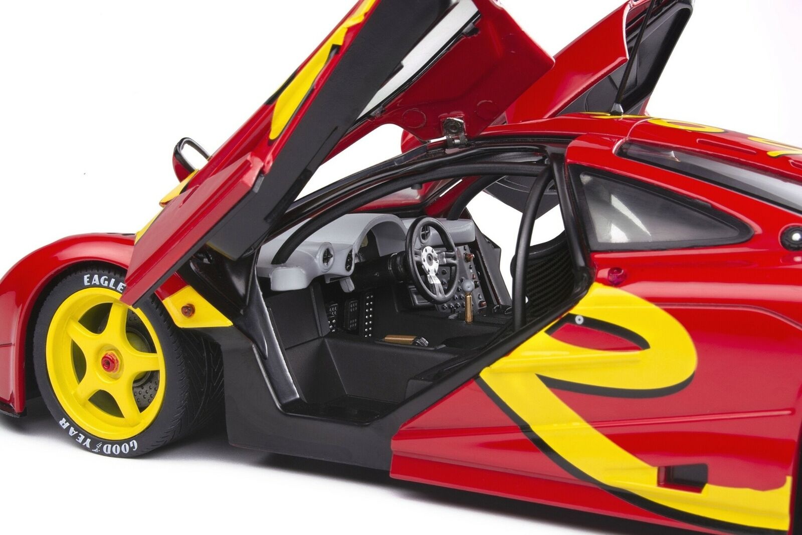 Schaalmodel 1:18 McLaren F1 GTR Red Solido
